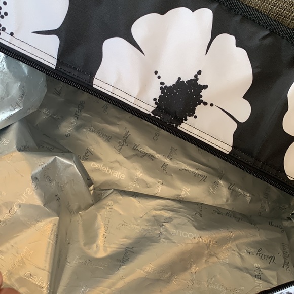 Brand new Thirty One Water Resistant Thermal bag with front pocket - Picture 2 of 5